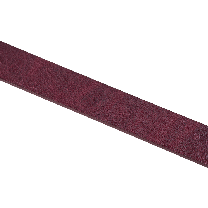 Cinturón de piel con hebilla ovalada roja para mujer