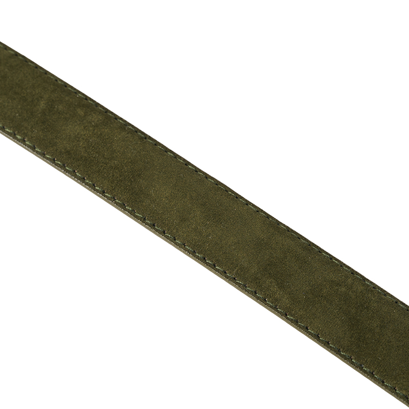 Cinturón de ante sintético verde oliva con hebilla dorada