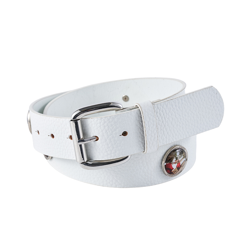 Cinturón casual blanco con insignia en relieve Cinturón casual blanco con insignia en relieve