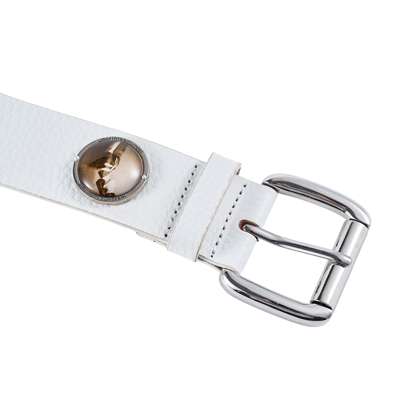 Cinturón casual blanco con insignia en relieve